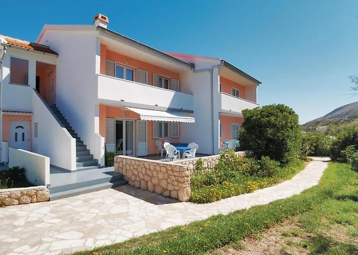 Beautiful Apartment In Pag With Kitchen Паг